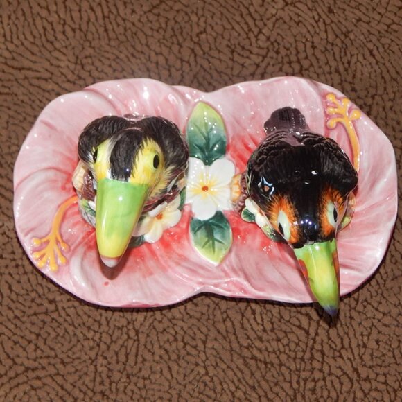 Corner Ruby Tropical Collection Birds Salt Pepper Shakers Tray Set Ceramic NEW - Picture 3 of 9
